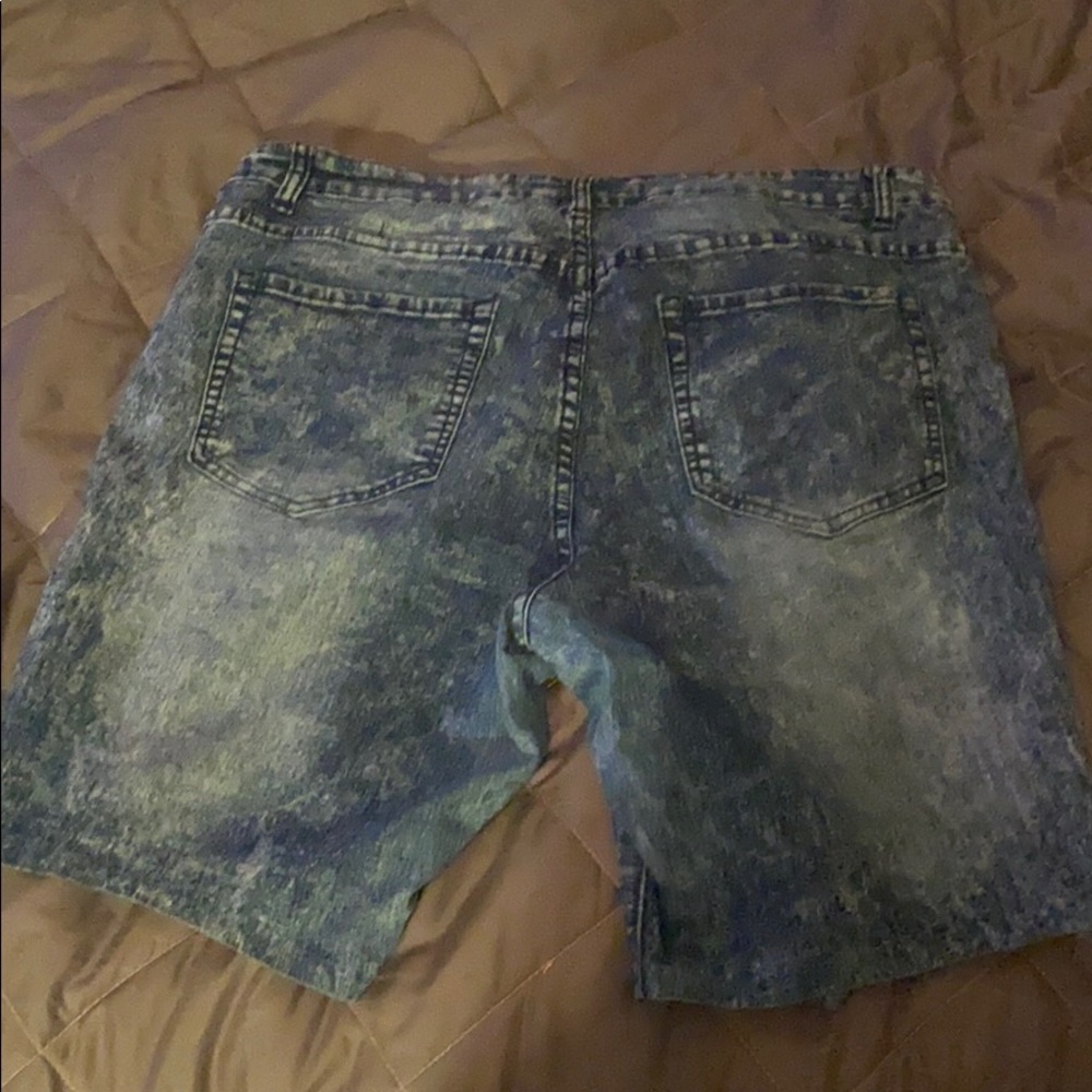 Shorts - Picture 3 of 5